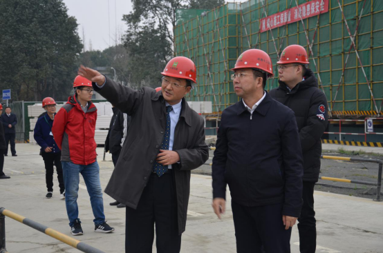 ���Ÿ����������ʶӵ��н�ţ����