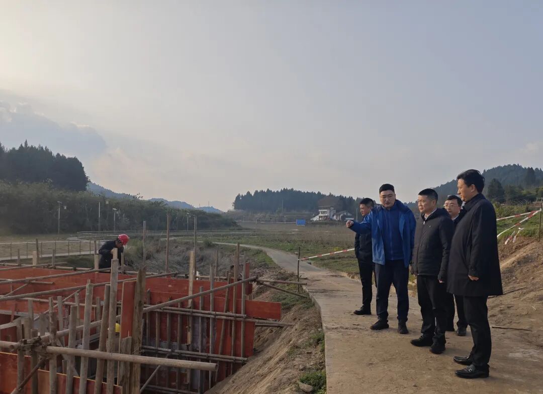 ���ŵ�ί��ǡ����³������ʶӸ��ϳ��м���������פ����������